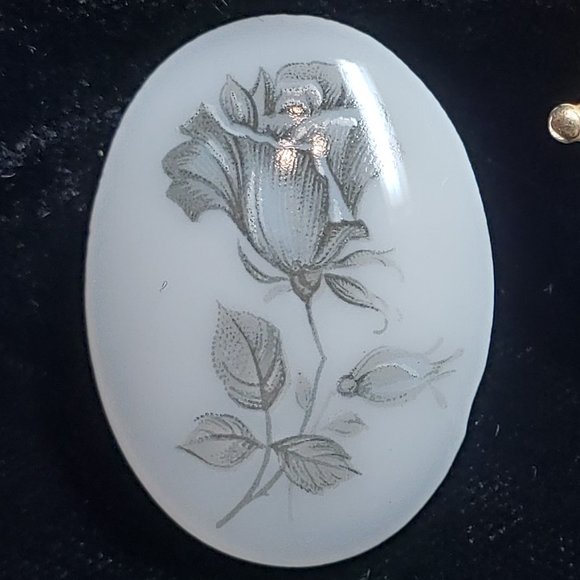 Two Flower Brooches - Etched Silver Daffodil & Painted Porcelain Rose - Picture 6 of 6